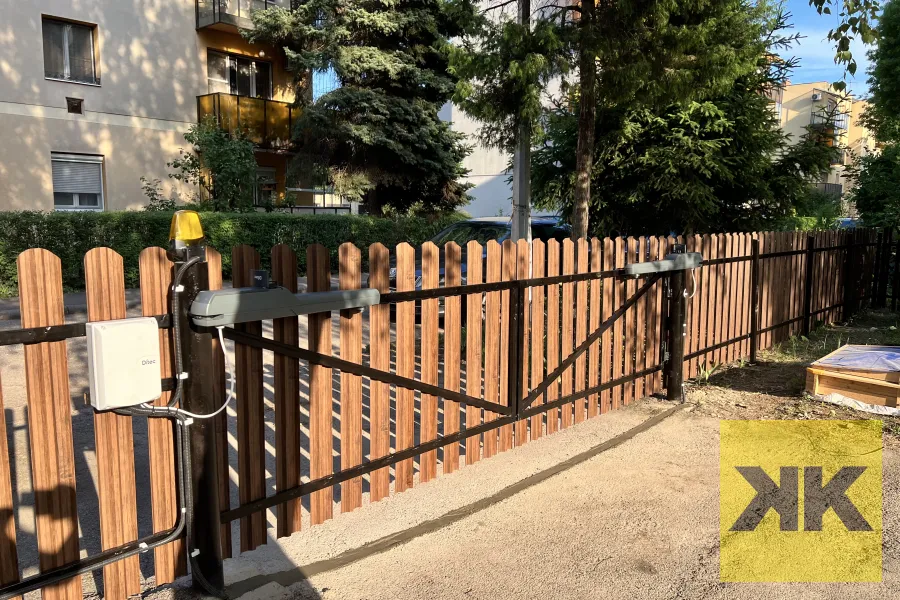 DITEC kétszárnyú kapunyitó – Eger – Kerwin Kaputechnika referencia