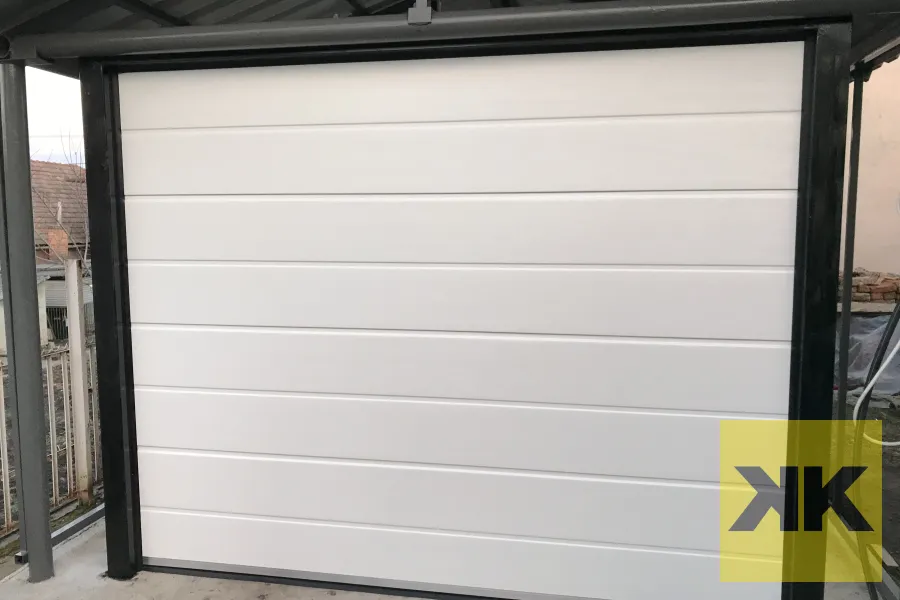 EuroDoor szekcionált garázskapu RAL 9016, fehér woodgrain, faerezet panel felület – Abasár – Kerwin Kaputechnika referencia