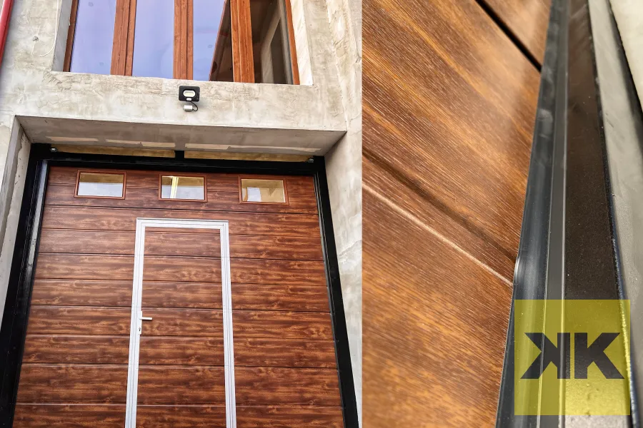 EuroDoor szekcionált garázskapu RAL 8003, aranytölgy személybejárós, ujjvédett, sima felület – Eger – Kerwin Kaputechnika referencia