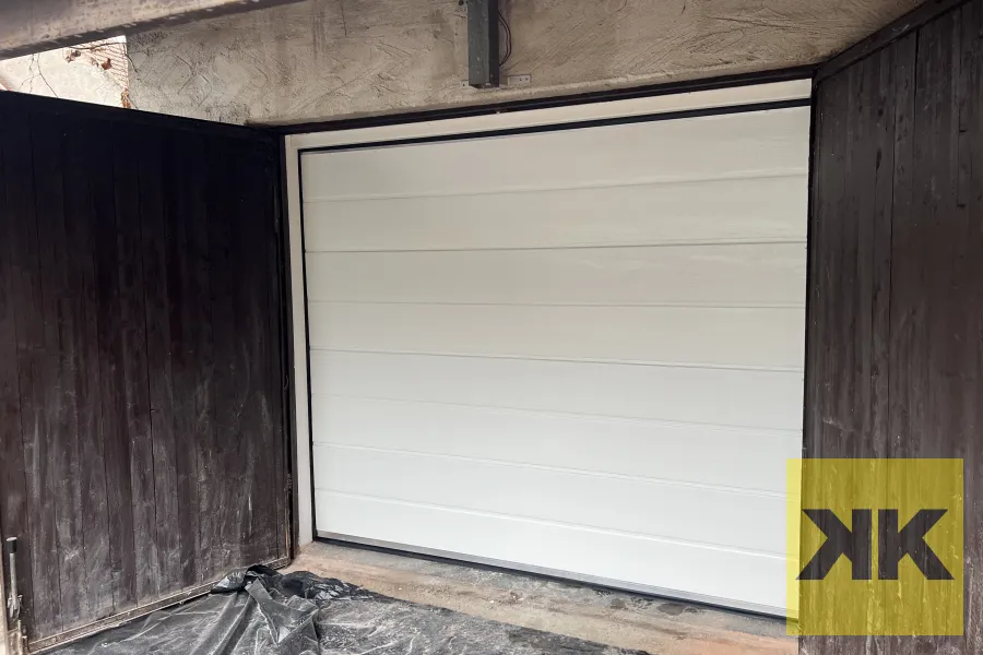 EuroDoor szekcionált garázskapu fehér, RAL 9016 bordás, woodgrain – Miskolc – Kerwin Kaputechnika referencia