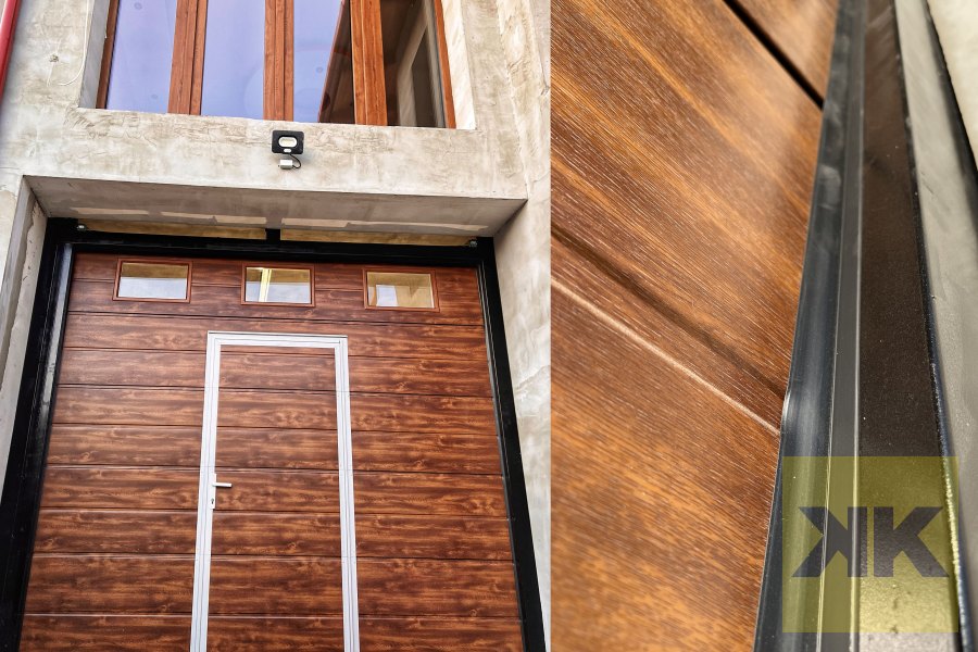 Eurodoor szekcionált garázskapu – Eger (Szemelybejaroval) – referencia