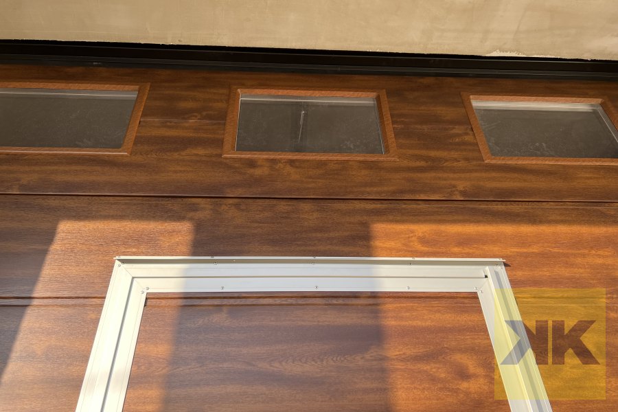 Eurodoor szekcionált garázskapu – Eger (Szemelybejaroval) – referencia