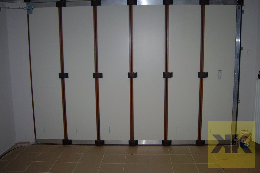 Normstahl szekcionált garázskapu – Velenece – referencia